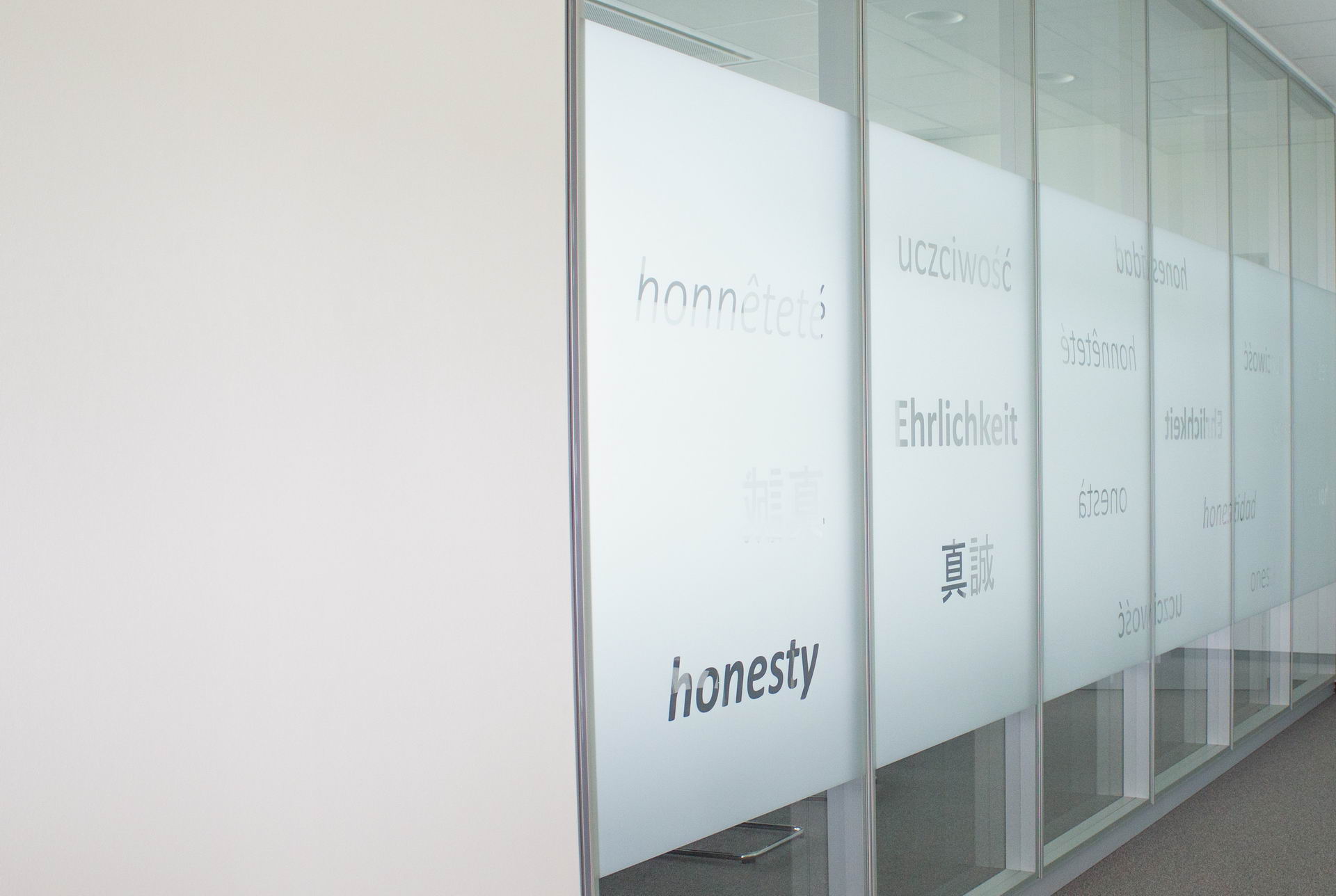 Besprechungsräume im MTS Verwaltungsgebäude spiegeln Unternehmenswerte wider.