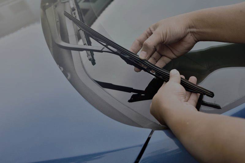 Leichtes Auswechseln von Scheibenwischern dank der hohen Produktvielfalt von cartrend.